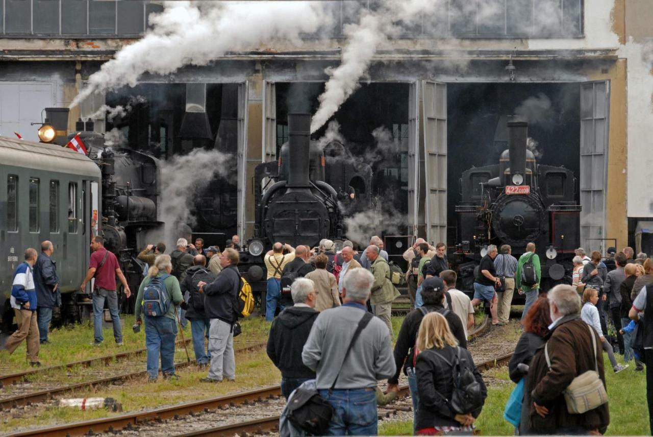 Haus Polly Daire Strasshof an der Nordbahn Dış mekan fotoğraf